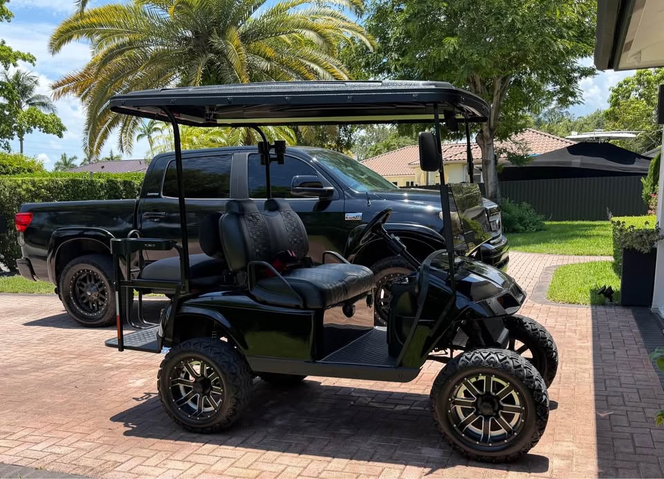 2022 YAMAHA DRIVE2 LIFTED 4-PASSENGER GOLF CART