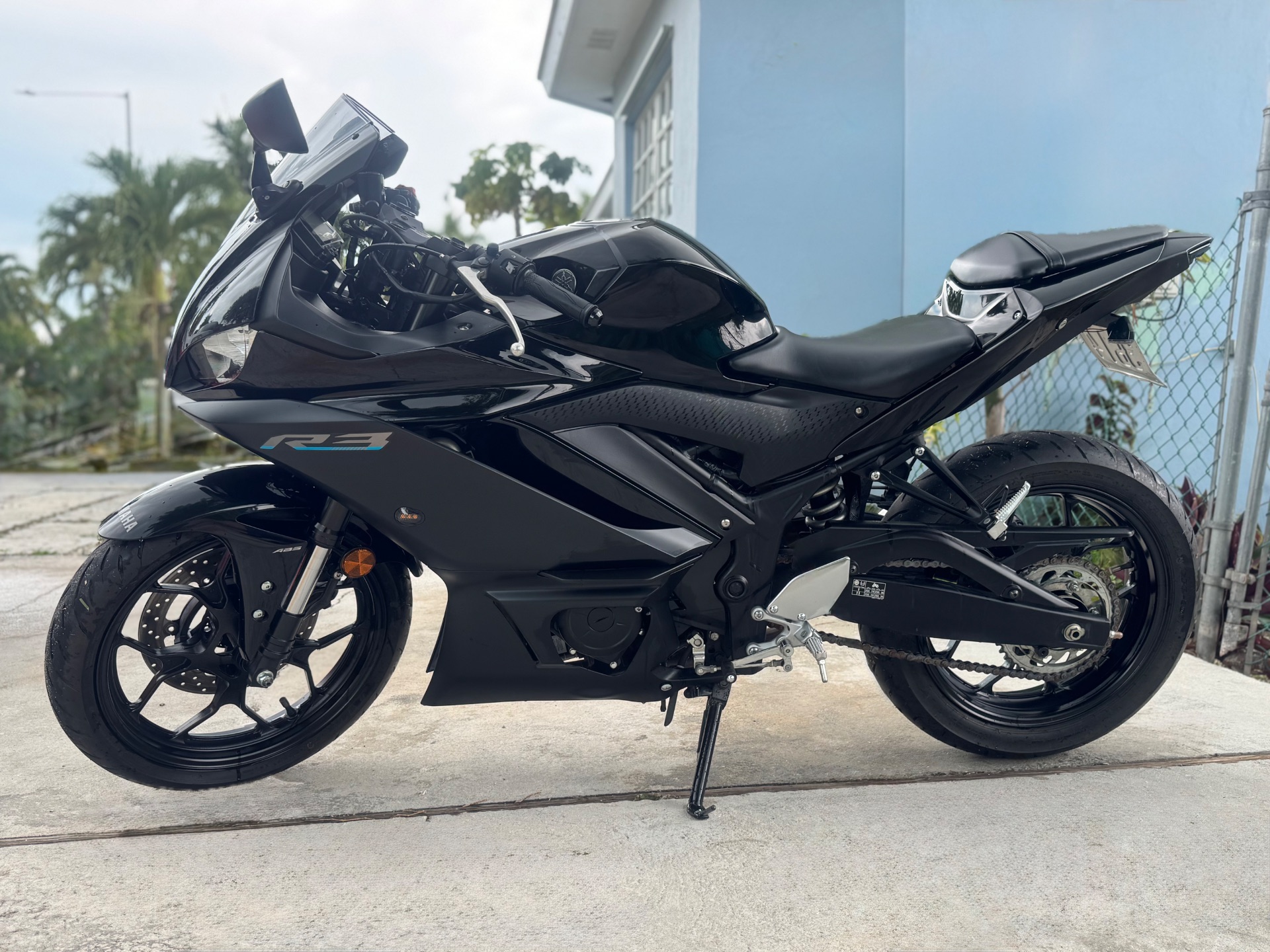 2024 YAMAHA R3 — photo 2