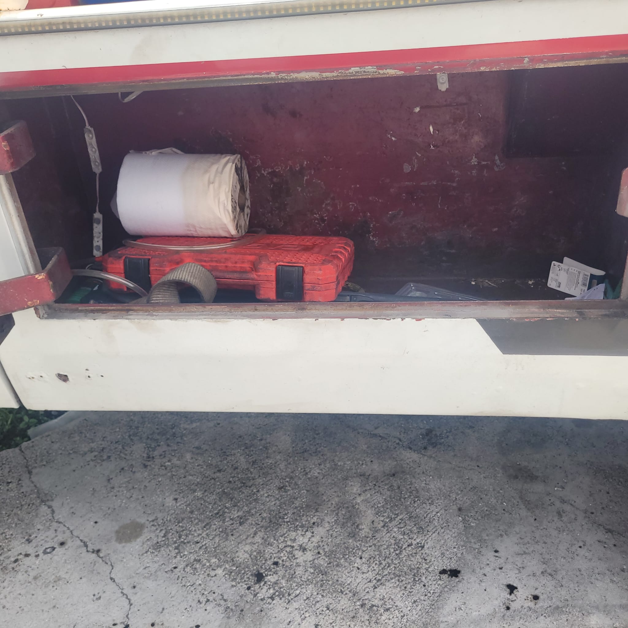 2004 FORD SUPER DUTY F-550 DRW REG CAB 201" WB 120" CA XLT — photo 8